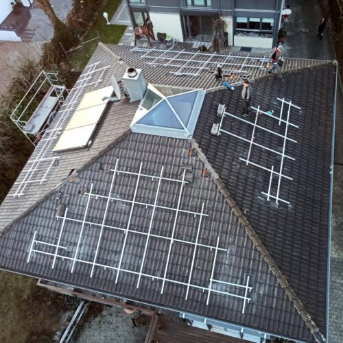 Erfahrenes Montage-Team installiert Solaranlage auf dem Dach