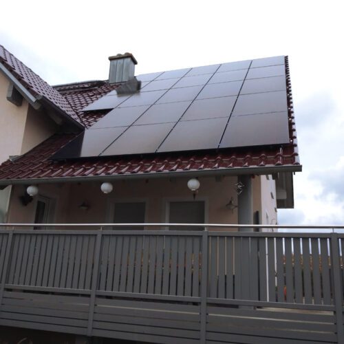 Effiziente Solaranlage auf einem Einfamilienhaus